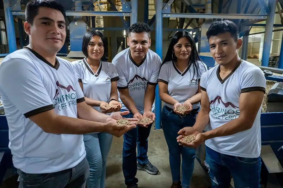 Productores revisando calidad del grano