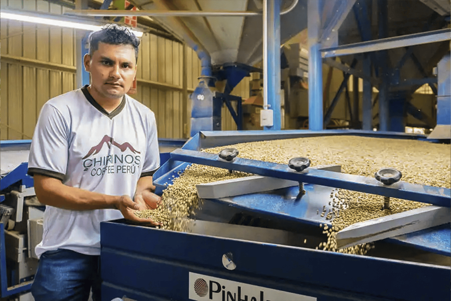 Equipo de Chirinos Coffee en proceso de clasificación de café